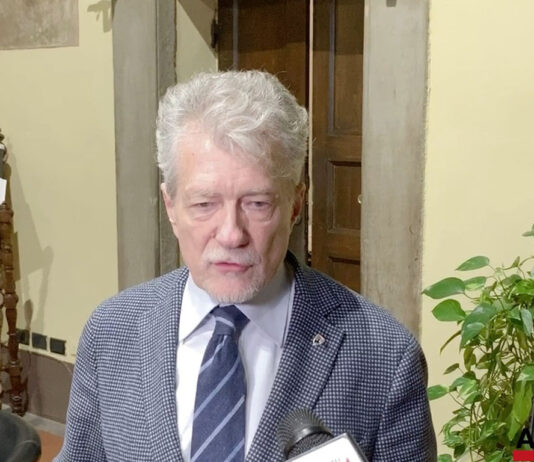 Ghinelli replica a Renzi: “Chiedere scusa? Neanche per sogno. Si scusi lei, Arezzo se l’aspetta e pure se lo merita”