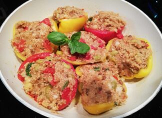 Pomodori e peperoni ripieni di cous cous e legumi al tegame