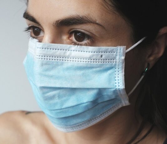 Mascherina obbligatoria anche all’aperto dalle ore 18,00 alle ore 6,00. Intensificati i controlli delle forze dell’ordine