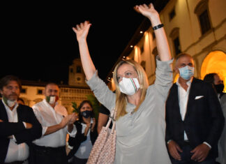 Bagno di folla in Piazza Grande per Giorgia Meloni