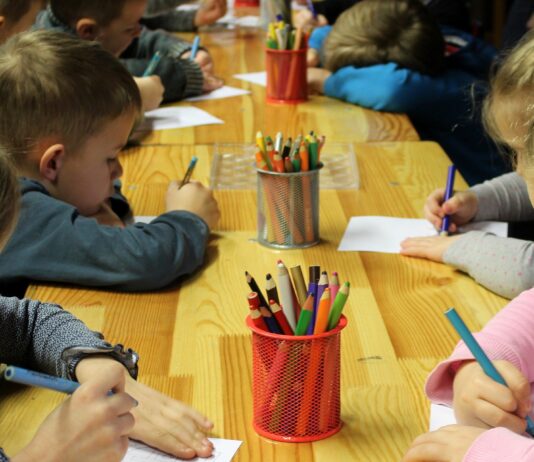 Scuola, nuove indicazioni anti Covid su trasporto scolastico, colloqui genitori-insegnanti e mensa