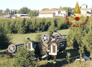 Esce di strada con la macchina, che poi si ribalta