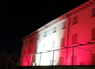Civitella, Festa della Toscana: Villa Mazzi illuminata di bianco e rosso