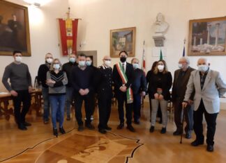 Il sindaco Polcri da il benvenuto al nuovo Comandante Fabrizio Luchetti e gli dona una spilla di rappresentanza con lo stemma del comune di Anghiari