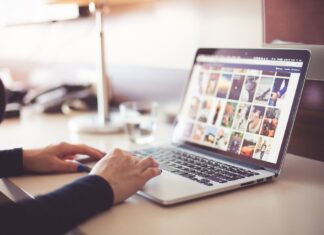 Diffama l’ex datore di lavoro su Facebook: denunciato