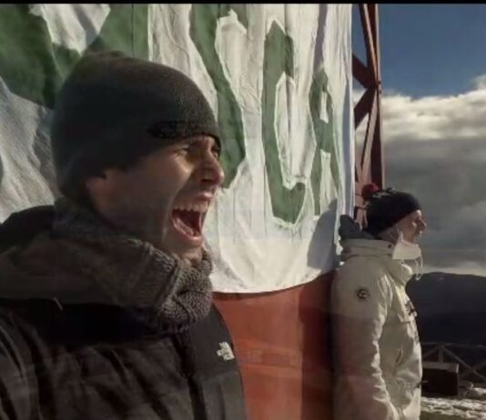 Usca: giovani che scalano montagne