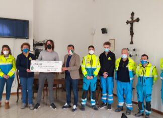 La PlayForLife ha donato ieri 1.500 euro alla Misericordia di Castiglion Fiorentino raccolte attraverso un iniziativa benefica a cui hanno aderito molti personaggi dello sport