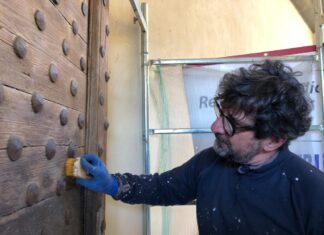Monte San Savino, in corso il restauro dei portoni lignei di Porta Fiorentina
