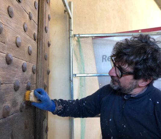 Monte San Savino, in corso il restauro dei portoni lignei di Porta Fiorentina