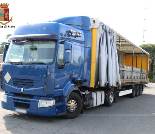 La Polizia di Stato sanziona automezzi pesanti per gravi irregolarità