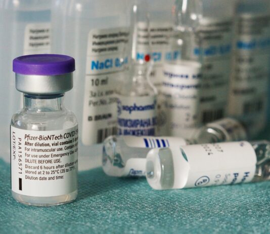 Vaccino, Pfizer raccomanda la seconda dose dopo 21 giorni