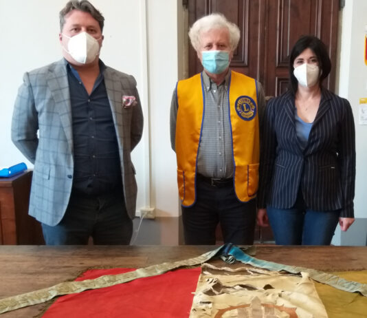 Per la Festa della Repubblica, 2 Giugno, viene riconsegnata al Comune di Castiglion Fiorentino il tricolore dell’Associazione Nazionale Invalidi e Mutilati di Guerra ex sezione di Castiglion Fiorentino restaurata su iniziativa di Lions Club Cortona Valdichiana Host.