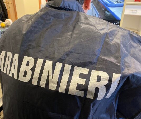 Le lancia addosso il carrello della spesa e le frattura il polso, 32enne denunciato dai carabinieri