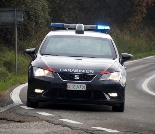 Si arrampica sul ponte della ferrovia con intenti suicidi: lo salvano i Carabinieri