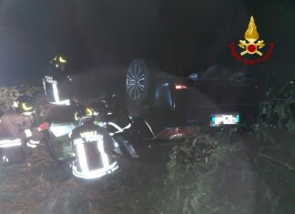 Perde il controllo dell’auto che esce di strada e si ribalta, l’intervento dei vigili del fuco