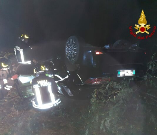 Perde il controllo dell’auto che esce di strada e si ribalta, l’intervento dei vigili del fuco