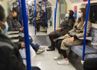 Green pass obbligatorio per treni, navi e aerei. Sui mezzi pubblici controllori per le mascherine