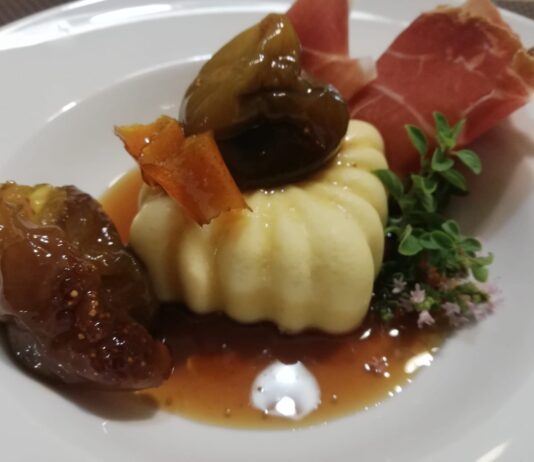 Tortini al parmigiano, fichi caramellati e prosciutto crudo