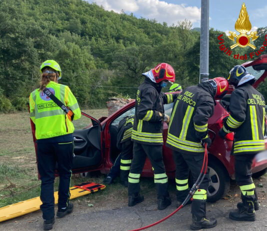 Finisce con l’auto contro un muretto, 41enne in codice giallo a Siena
