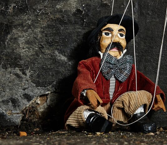 La paura fluttuante che spinge verso uno stato totalitario