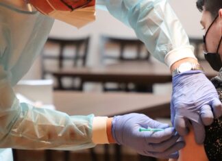 Vaccino anti-covid, dal 27 dicembre prenotazione terza dose per i giovani tra i 16-17 anni