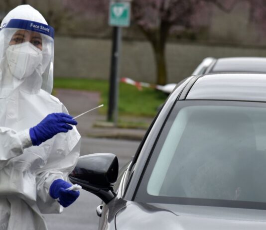 Covid, 16 nuovi drive through per fare tamponi con volontari