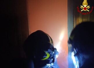 Incendio in una palazzina a Palazzo del Pero, intossicato un 18enne
