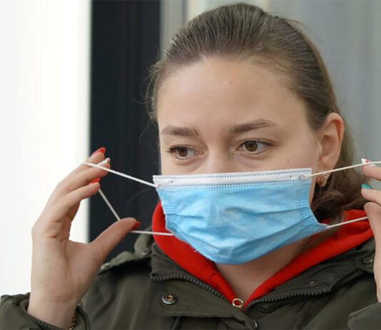 Stop mascherine all’aperto, ma resta l’obbligo in caso di assembramento