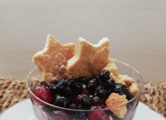 Coppette light golosissime ai frutti di bosco con biscottini all’olio