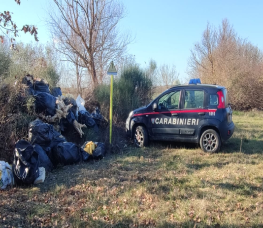 Smaltivano i rifiuti abbandonandoli al suono, denunciato titolare di una ditta edile