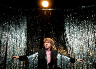 Lodo Guenzi al Teatro Verdi con “Uno spettacolo divertentissimo che non finisce assolutamente con un suicidio”