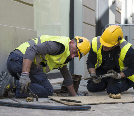 Cortona: tecnici Nuove Acque al lavoro in via di Murata a Camucia martedì 22 marzo