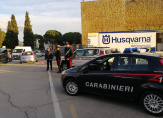 Rubano 200 euro di cioccolata in un supermarket di Castiglion Fiorentino, arrestati due cittadini stranieri