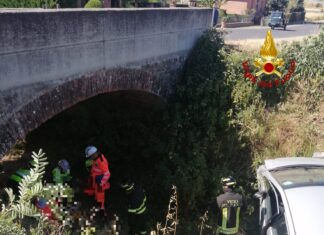Perde il controllo dell’auto e finisce in canale, 25enne in codice giallo a Siena