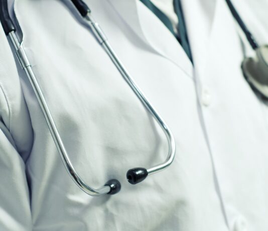 L’obbligo vaccinale dei sanitari è in contrasto con i principi di ragionevolezza e proporzionalità di cui all’art. 3 della Costituzione