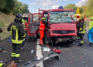 Incidente in A1 tra un furgone e un mezzo pesante, due feriti uno è grave