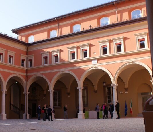 Tribunale di Bologna: illegittima la sospensione dal lavoro in presenza di differimento vaccinale di 12 mesi
