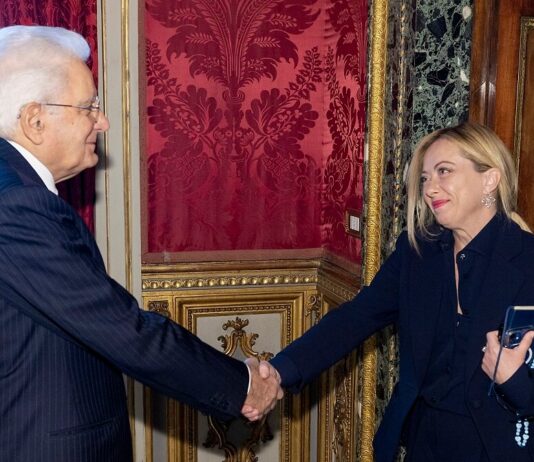 Meloni giura davanti a Mattarella, sorrisi e stretta di mano