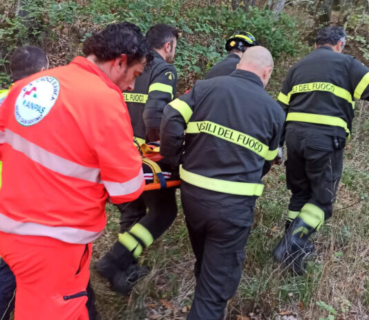 Si infortuna alla ricerca di funghi, 60enne soccorsa dai vigili del fuoco