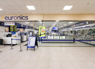 “Mi avete venduto un telefonino senza whatsapp”: giovane dà in escandescenza da Euronics, arriva la polizia