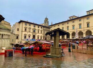 A passeggio sotto la pioggia nella Città di Natale