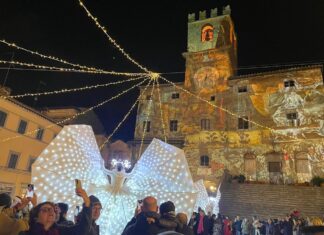Zipline, videomapping e spettacoli: a Cortona inaugurato Natale di Stelle