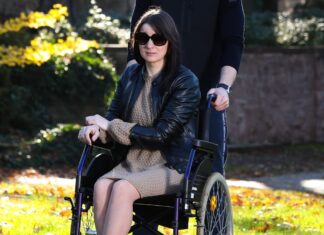 In sedia a rotelle dopo la seconda vaccinazione Covid-19