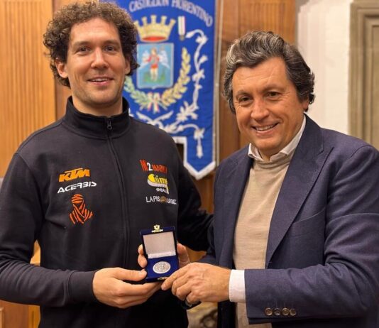Il sindaco Mario Agnelli riceve il centauro Paolo Lucci, appena ritornato dall’Arabia Saudita riportando un prestigioso risultato secondo di categoria Rally 2 e 15esimo assoluto