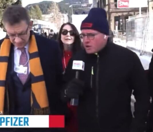 “Quando ha saputo che il vaccino non impediva il contagio?”: a Davos il CEO di Pfizer continua a non rispondere