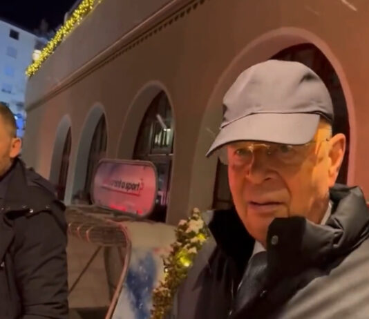 “Di quale testata è”: Klaus Schwab non risponde alle domande di una giornalista indipendente