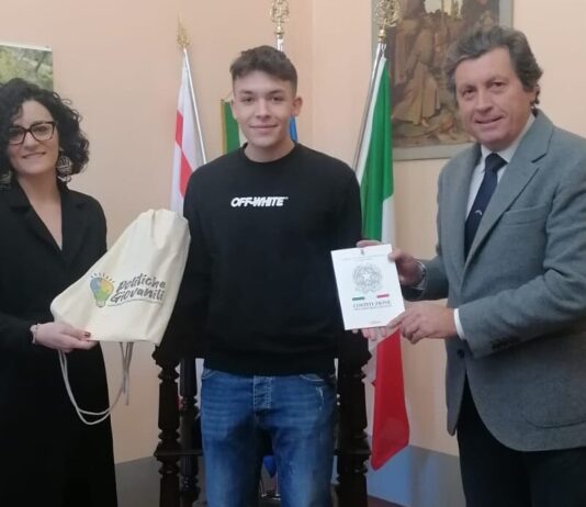 Zainetto e copia della Costituzione: il regalo ai 18enni di Castiglion Fiorentino