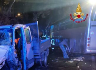 Scontro frontale fra un pulman e un furgone, due le persone ferite