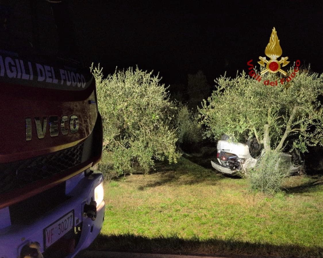 Auto si ribalta sulla SS73 a Griccena: ferito 19enne