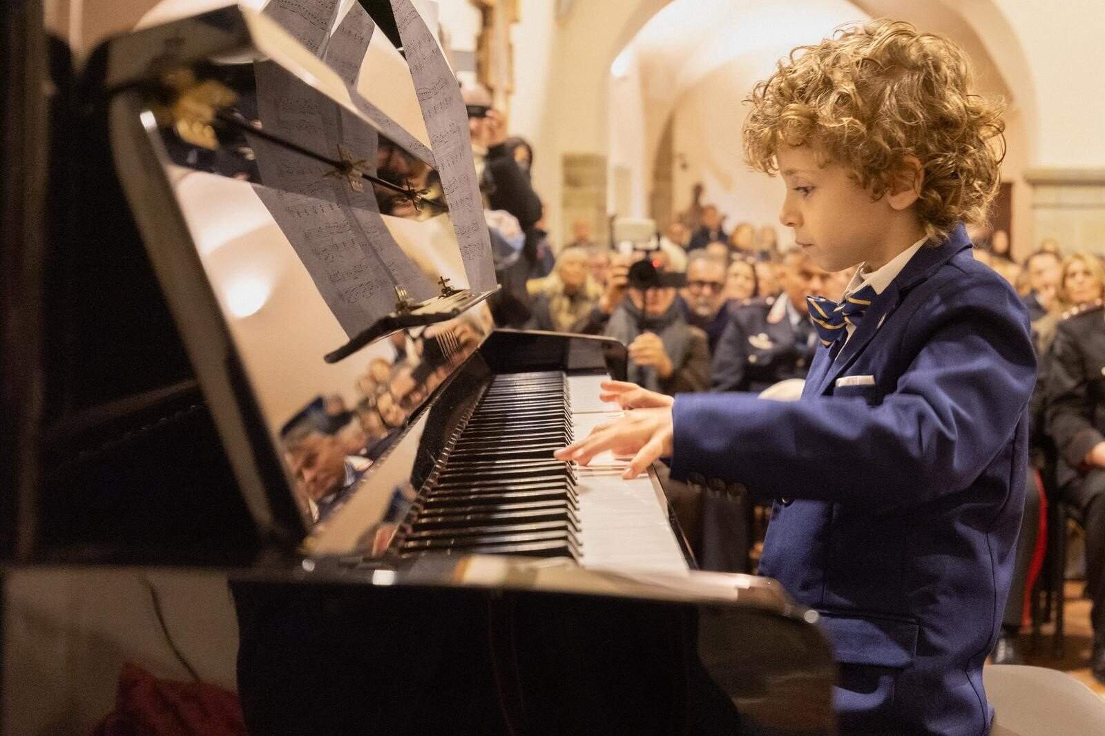 Alessandro Gervasi, il bambino prodigio, riceve in dono un pianoforte